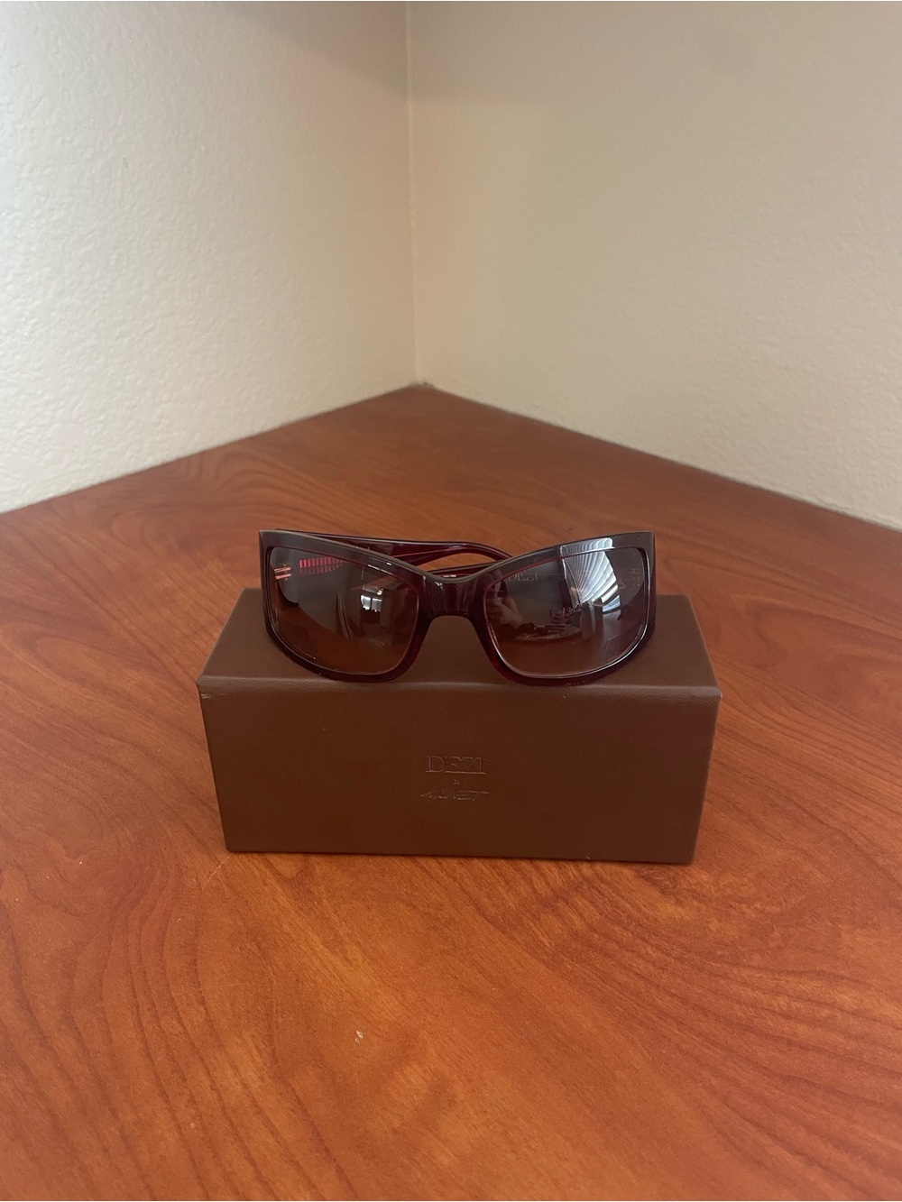 DEZI x Monet Women's Montay Sunglasses - Deep Red Gradient - Picture 3 of 3